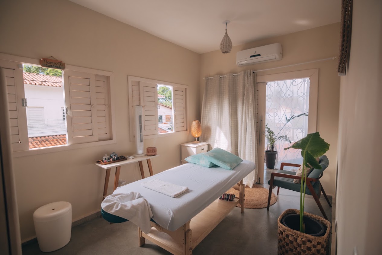 Sala de atendimento do Namastê Caramba, espaço de massagem terapêutica em Praia da Pipa